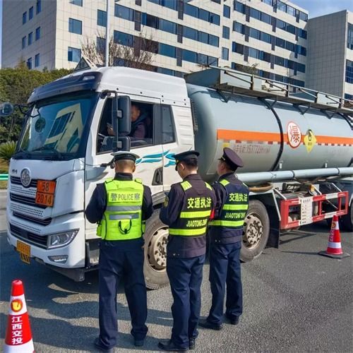 宜春市交通运输执法支队 守护旅客平安回家路，保障城市配送运输服务